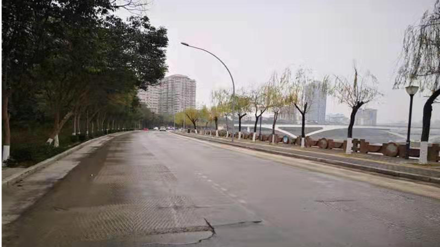 1.滨河北路东段路面提升改造前
